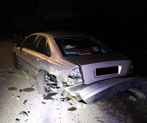 Der Volvo wurde nach der Kollision stark beschädigt zurückgelassen. - © Polizei Minden-Lübbecke