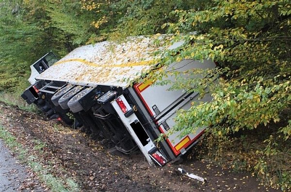 Der Lkw kam nach rechts von der Fahrbahn ab und rutsche in den Graben. - © Polizei Minden-Lübbecke