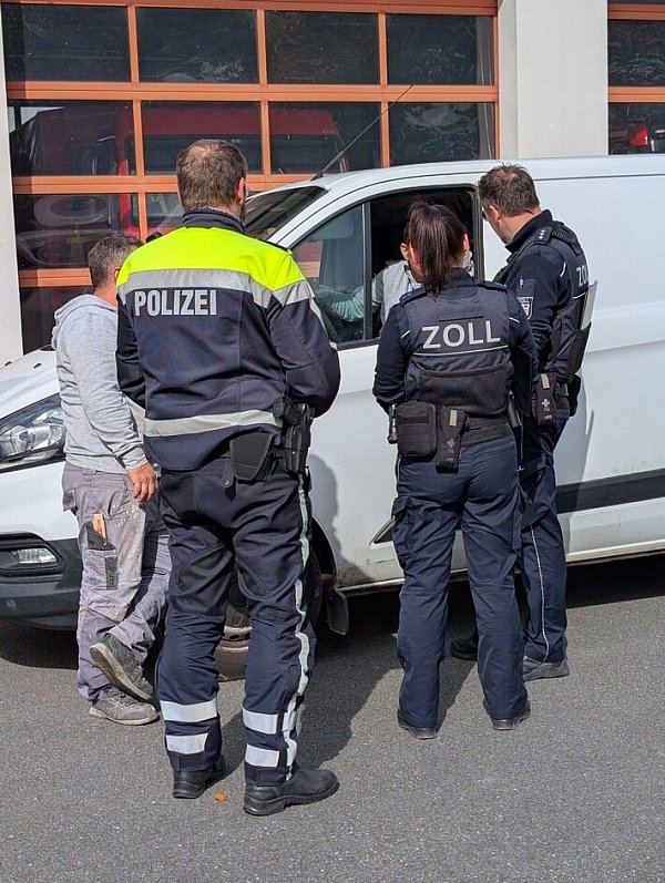 Gemeinsame Kontrolle von Polizei Lippe, Zoll Bielefeld und Bezirksregierung Detmold ( - © Polizei Lippe)