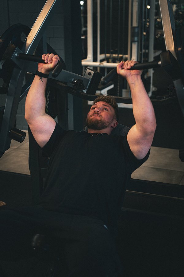 Als Fitness-Influencer stemmt Florian Wiehemeier schwere Gewichte. Gleichzeitig geht er mit seinen vermeintlichen Schwächen offen um. So will der 22-Jährige auch anderen Mut machen. - © Justin Schuh