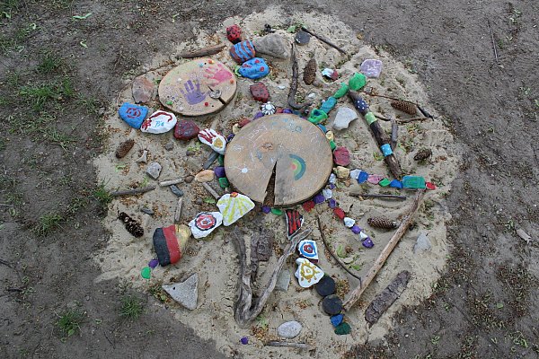 Die Gegenstände des Boden-Mandalas wurden von den Kindern in den vergangenen Wochen gebastelt. - © Kita Vinsebeck