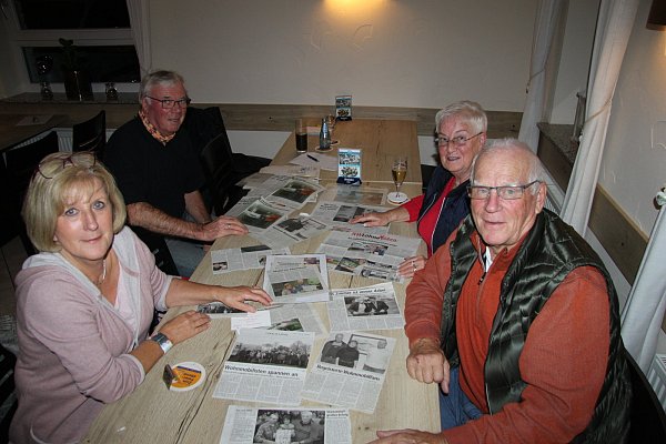 Rosi Saaksmeier (von links), Wilfried Flottmann sowie Marion und Hans Ruschmeier gehören zu den Gründungsmitgliedern des Stammtisches der Löhner Wohnmobilisten. Hier schauen sie sich Zeitungsartikel aus den vergangenen 15 Jahren an. Offiziell gegründet wurde der Stammtisch am 30. Januar 2006. - © Sonja Töbing