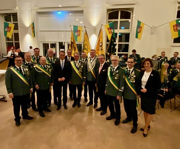 Der Kompanievorstand mit Gästen sowie Festredner Carsten Linnemann (Mitte, links) und König Markus Pollmeier (Mitte, rechts). - © Schützen Schloß Neuhaus