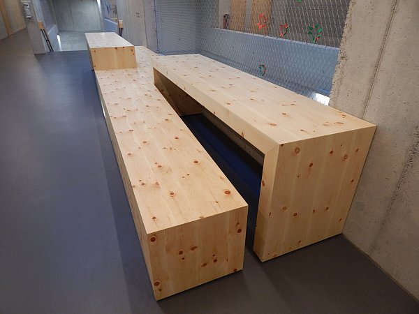 Gemütlich ist anders. Das gesamte Holzteil ist ein Stück und kann nicht auseinandergeschoben werden. Die Kanten sind scharf. - © Gunter Held