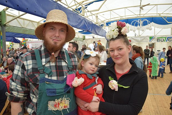Florian Manegold (v. l.) und Dennise Manegold sind mit ihrer Tochter Ivana gekommen, um die jecke Festzeltstimmung zu genießen. - © Johanna Werth