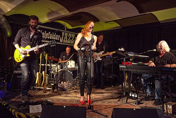 Die Coverband "Pearl Diver" taucht nach Schätzen der Musikgeschichte. - © Michael Schneider