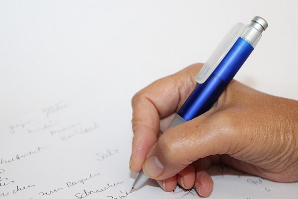 Eine Einkaufsliste kann dabei helfen, sich vor dem Frühjahrsputz zu organisieren. - © Symbilbild Pixabay