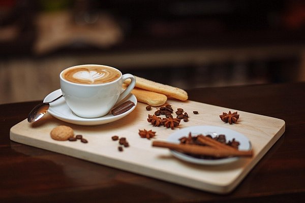Ein liebevoll arrangiertes Kaffee-Set mit Gewürzen und Gebäck – eine perfekte Wichtelgeschenk-Idee für Genießer. - © Symbolbild/Pixabay