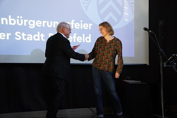 Noch-Oberbürgermeister Pit Clausen heißt Vivian Gramley willkommen – sie trägt jetzt nicht nur die US-amerikanische, sondern auch die deutsche Staatsbürgerschaft. - © Kristina Schnelle