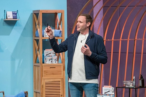 Im vergangenen Jahr stellte Alexander Weese seinen Nasenhaar-Rasierer in der TV-Show "Die Höhle der Löwen" vor und sicherte sich einen Deal mit dem bekannten Unternehmer Ralf Dümmel. - © RTL+/Bernd Michael Maurer