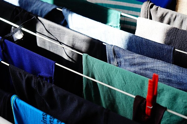Wer in der Wohnung Wäsche auf dem Wäscheständer trocknet, sollte häufiger lüften. - © Symbolbild/Pixabay