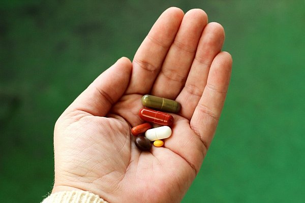 Medikamente wie Antidementiva, Antidepressiva und Antipsychotika können helfen die Symptome hinauszuzögern. - © Pixabay