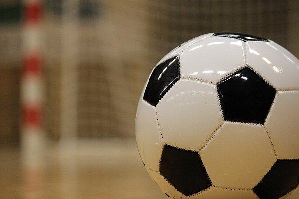 Für den Hallenfußball darf der passende Fußball nicht fehlen. - © Symbolbild Pixabay