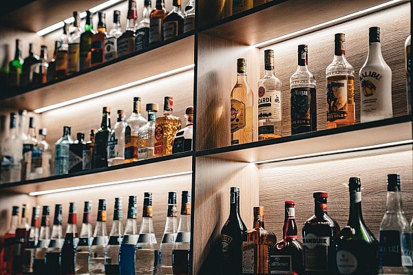 Eine Auswahl an alkoholischen Getränken kann auf Weihnachtsfeiern schnell zu peinlichen Situationen führen. - © Symbolbild/Pixabay