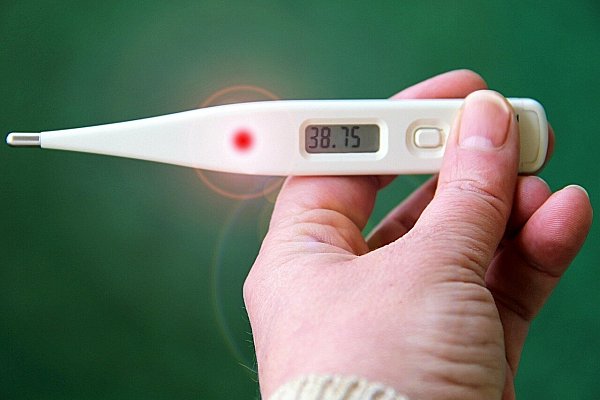 Ein Fieberthermometer darf in keiner Reiseapotheke fehlen – schnelle Kontrolle bei gesundheitlichen Beschwerden im Urlaub. - © Symbolbild/Pixabay