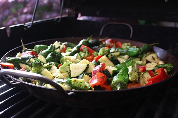 Frisches Gemüse auf dem Grill: Eine ausgewogene Ernährung kann helfen, den Vitamin-D-Bedarf teilweise zu decken. - © Symbolbild/Pixabay