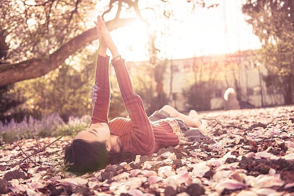 Eine Frau genießt die Sonnenstrahlen, um ihren Vitamin-D-Spiegel auf natürliche Weise zu erhöhen. - © Symbolbild/Pixabay