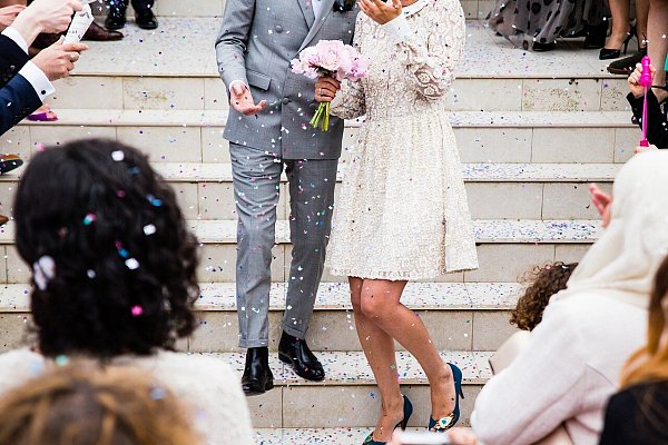 Mit viel Herz: Über diese Glückwünsche zur Hochzeit freut sich jedes Brautpaar. - © Symbolbild/Pixabay