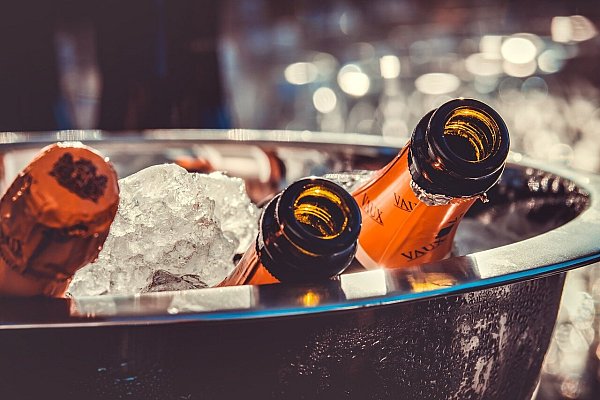 Zum Jahreswechsel gibt es um Mitternacht in Brenkhausen ein Glas Sekt für alle Mitfeiernden. - © pixabay/Couleur
