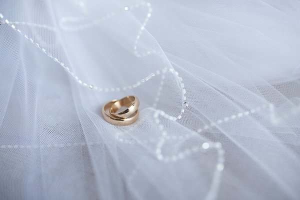 Wenn die Eltern heiraten, ist das ein besonderer Tag für die Kinder - wir zeigen, welche Hochzeitssprüche es sonst noch gibt. - © Jessica Eberle