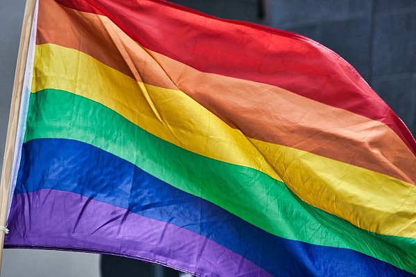 Die Regenbogenfahne ist wohl die bekannteste und wird als Zeichen der Solidarität in der LGBTQIA+-Szene verwendet. - © Pixabay Symbolbild