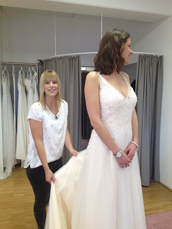 Bei der Anprobe: Die Braut hat im "Brautraum" in Herzebrock nicht das passende Kleid gefunden. Sieben Modelle hat sie anprobiert. - © VOX
