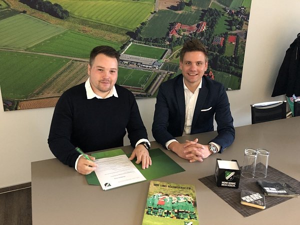 Weitere Zusammenarbeit fixiert: Jugendkoordinator Florian Langer und SV Rödinghausens Geschäftsführer Alexander Müller. - © Max Moldehn