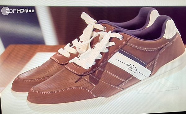 Diese Deichmann-Schuhe oder zumindest ähnliche Schuhe soll der Täter am 18. Januar 2022 zum Tatzeitpunkt getragen haben. - © Screenshot: Altenzeichen XY / ZDF