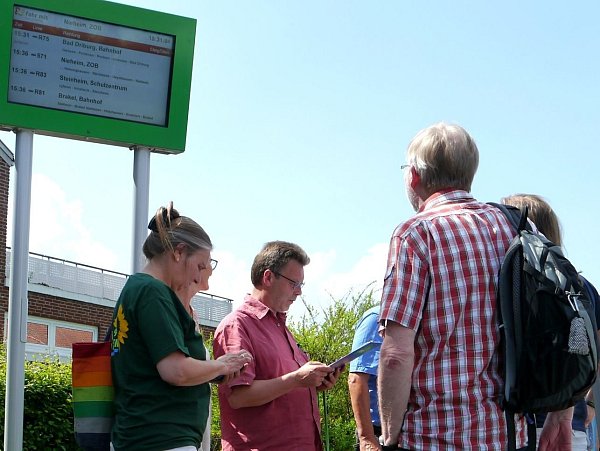 Verwirrung: Die Anzeigetafel zeigt Uhrzeit und Zielort an. Aber von welchem Bussteig welcher Bus abfährt, können die Mitglieder der Grünen-Fraktion im Kreistag nicht ablesen. - © Grüne Höxter