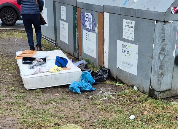 Vor den Glascontainern an der Beckhausstraße hat jemand eine Matratze und anderes entsorgt. - © Privat