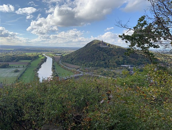 Der Blick von der Porta-Kanzel auf das Wiehengebirge, an der auch der Wald-Abenteuerpfad entlang führt. - © Nicole Bliesener