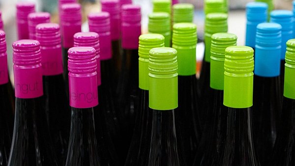 Bunte Weinflaschen: Beim Mitbringen von Alkohol aus dem Urlaub sollten die Zollbestimmungen beachtet werden, um Ärger zu vermeiden. - © Symbolbild/Pixabay