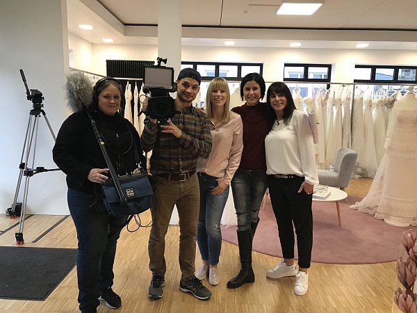 Am 22. und 23. Januar hat das Team von "Zwischen Tüll und Tränen" bei Sinah Dumpe (mitte) und Svenja Exner (r.) im Laden gedreht. - © Privat