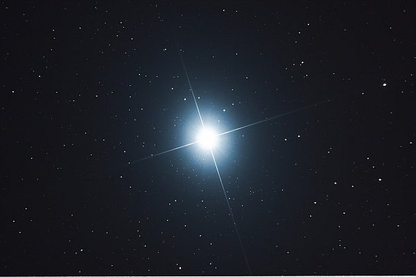 Der Stern Sirius ist der Hauptstern des Sternbildes Großer Hund und leuchtet besonders hell. - © Pixabay