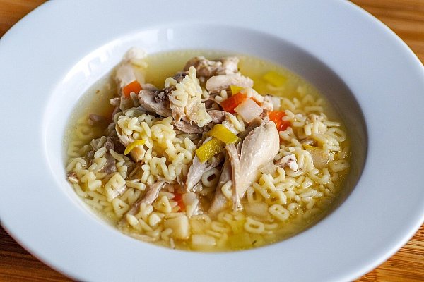 Omas Hühnersuppe wirkt Wunder bei Erkältungen. - © Symbolbild Pixabay
