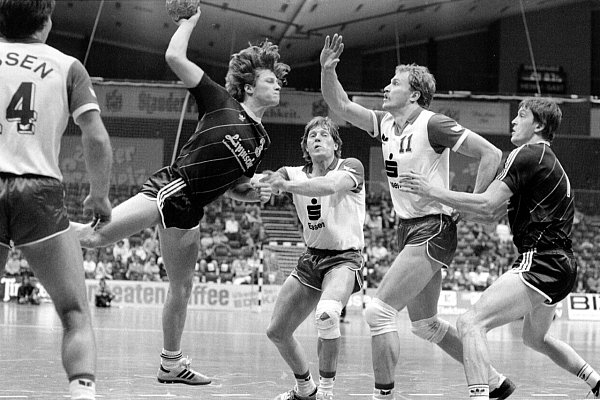 Im Dezember 1985 stemmte sich Jörg Krewinkel zusammen mit Jürgen "Eddy" Franke (rechts) vergeblich gegen die 7:20-Niederlage in der Essener Grugahalle. - © Jörg Hagemann