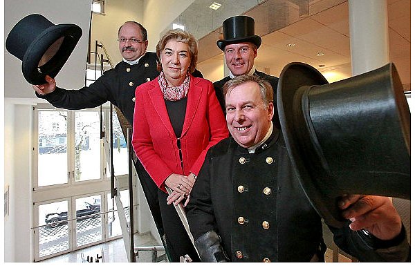 Dirk Frank, Rainer Wulfmeier und Peter Silbermann von der Schornsteinfegerinnung (v.l.) mit Lena Strothmann, die als Bundestagsabgeordnete am neuen Schornsteinfegergesetz mitgewirkt hat. - © FOTO: ANDREAS ZOBE