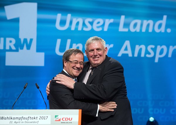 Karl-Josef Laumann (rechts) soll Minister für Arbeit und Gesundheit werden. - © picture alliance / Bernd Thissen/dpa