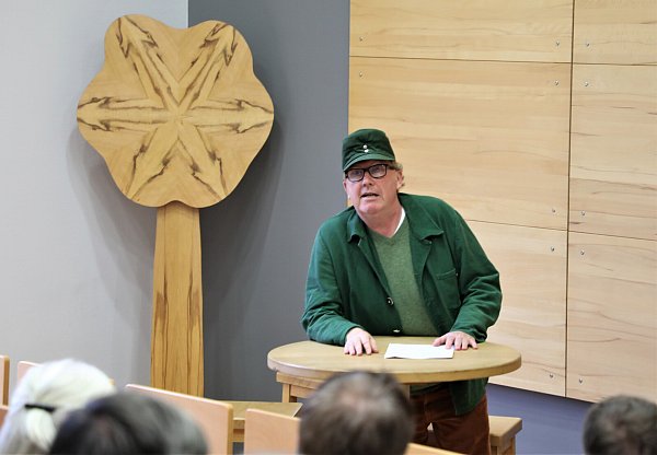 Landsatiriker Udo Reineke beim Loblied auf den ländlichen Raum und den Hammerhof im Besonderen. - © Simone Flörke