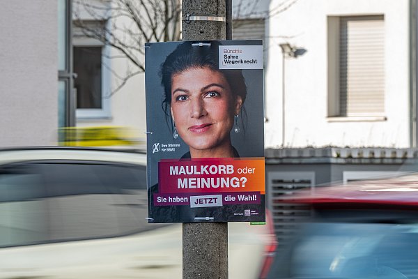 Das Bündnis Sahra Wagenknecht (BSW) fordert ein Ende der militärischen Unterstützung für die Ukraine. - © Armin Weigel/dpa