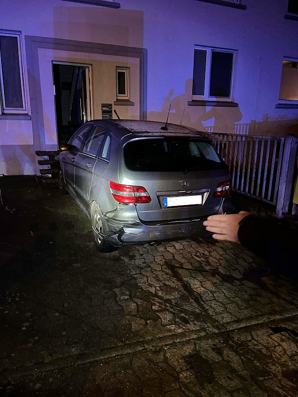 Gegen den Mercedes fuhr der BMW-Fahrer gleich zweimal. - © Polizei Bielefeld