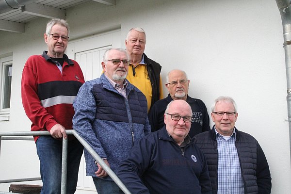 Ewald Harre, Manfred Wolff, Willi Kökenhoff, Dieter Sommer, Heinrich Knost und Reinhard Engelage sind die Isenstedter Dorfhandwerker - © Klaus Frensing
