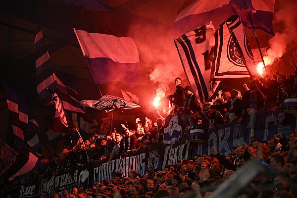 Fans von Arminia Bielefeld zünden bei einem DFB-Pokalspiel Pyrotechnik. - © picture alliance/dpa