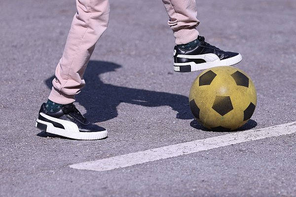 Wie die aufgestellten Schilder auf dem Schulhof deutlich machen, ist seine Nutzung nur für Kinder unter 14 Jahren erlaubt. - © David Young/dpa