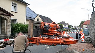 Borchen: Bagger auf der Hauptstraße umgekippt