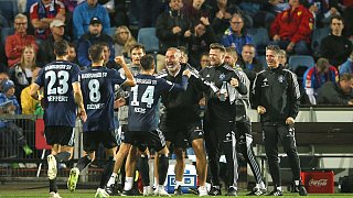 Zweitliga-Spitzenteams Paderborn und HSV souverän