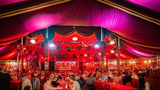 Premiere im Spiegelzelt