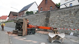 Borchen: Bagger auf der Hauptstraße umgekippt