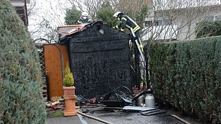 Gartenhaus steht in Flammen - etliche Notrufe bei der Feuerwehr