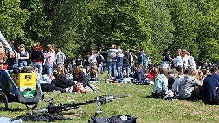 Gütersloh: Gütersloher feiern am 1. Mai - unter den Augen der Polizei